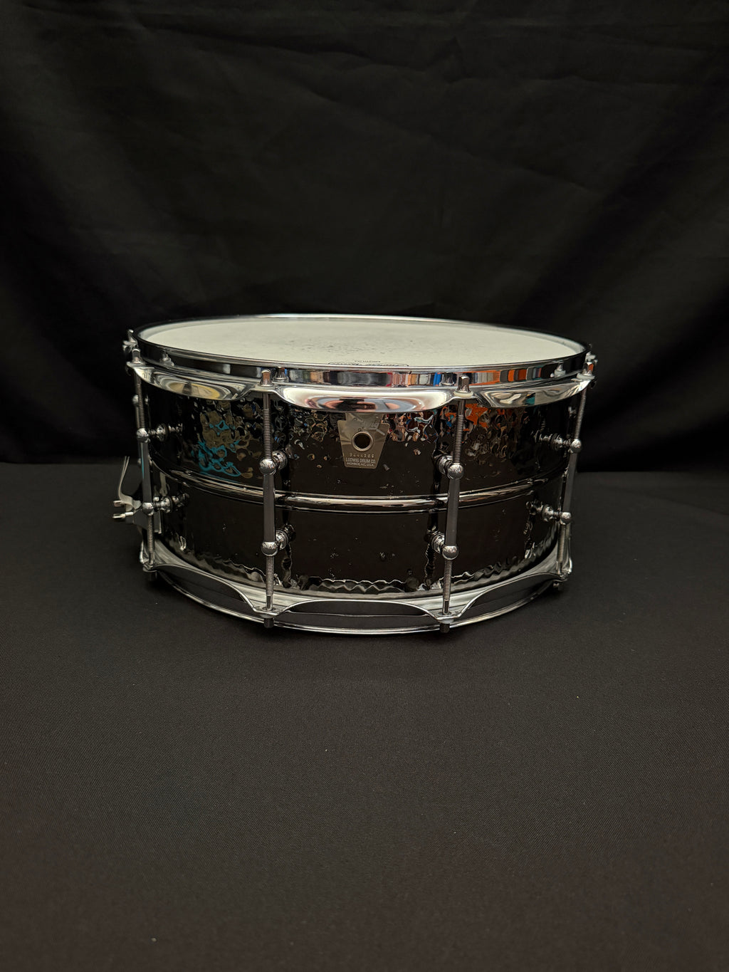 Ludwig LB417KT 14” x 6,5” Black Beauty Hammered snare drum