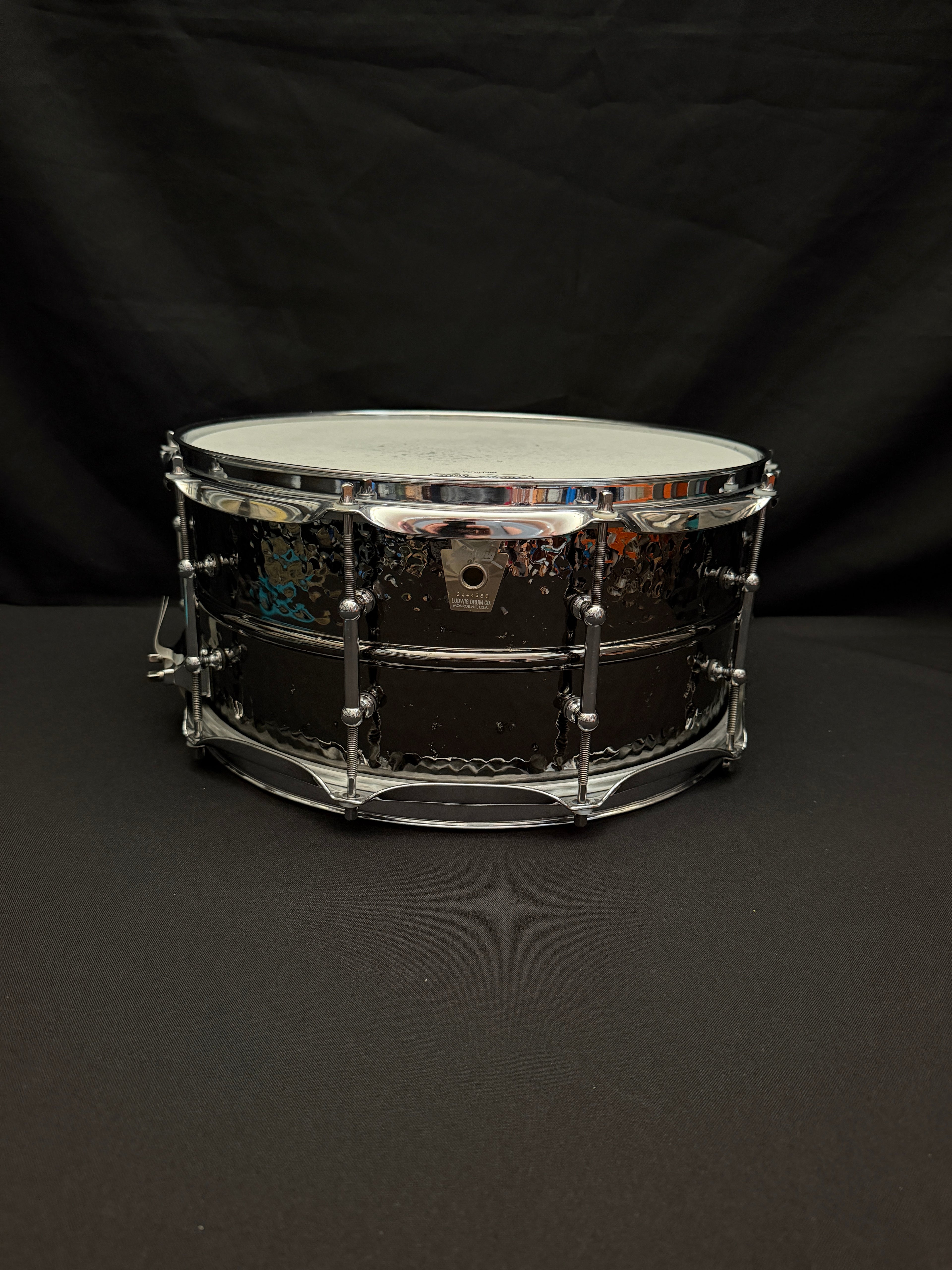 Ludwig LB417KT 14” x 6,5” Black Beauty Hammered snare drum