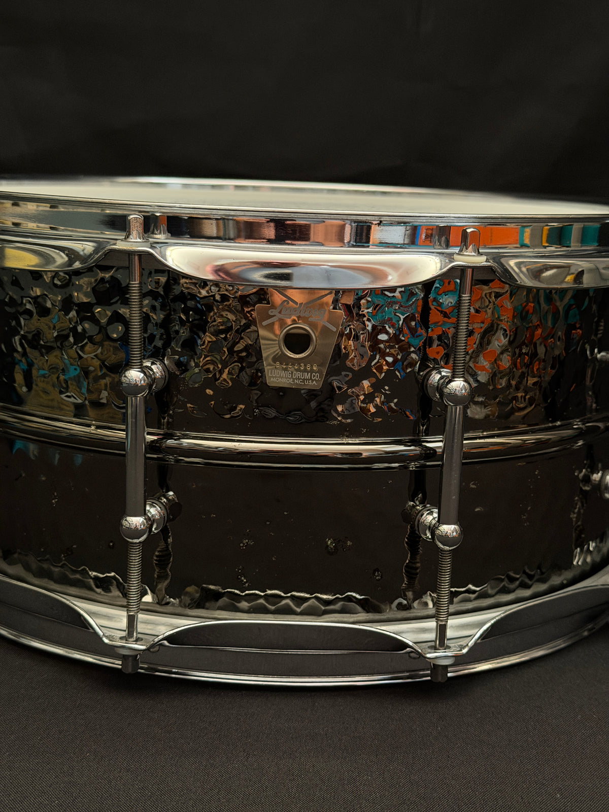 Ludwig LB417KT 14” x 6,5” Black Beauty Hammered snare drum
