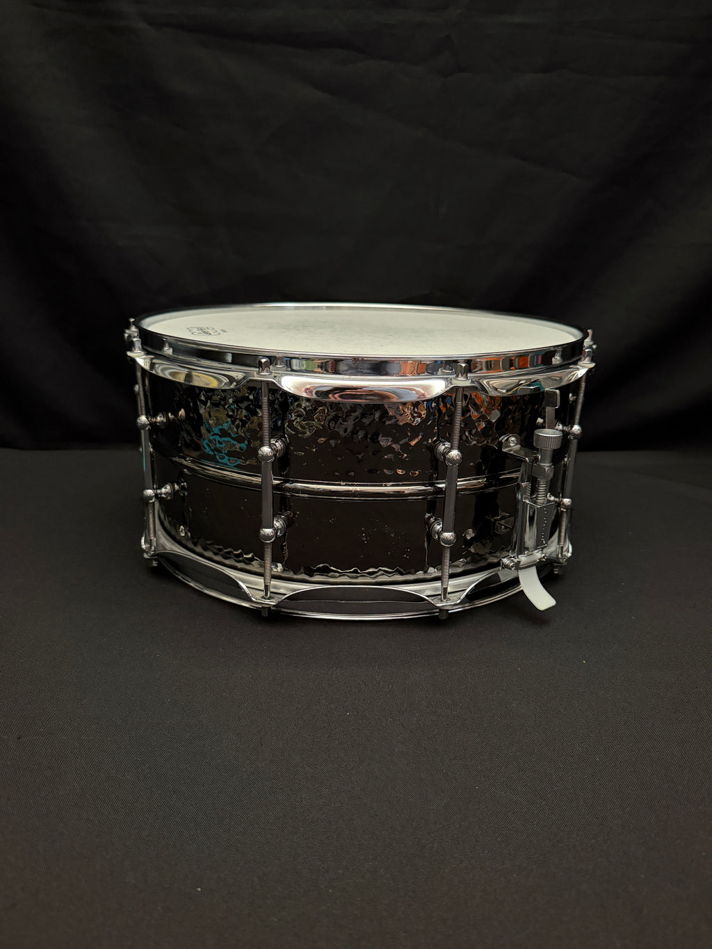 Ludwig LB417KT 14” x 6,5” Black Beauty Hammered snare drum