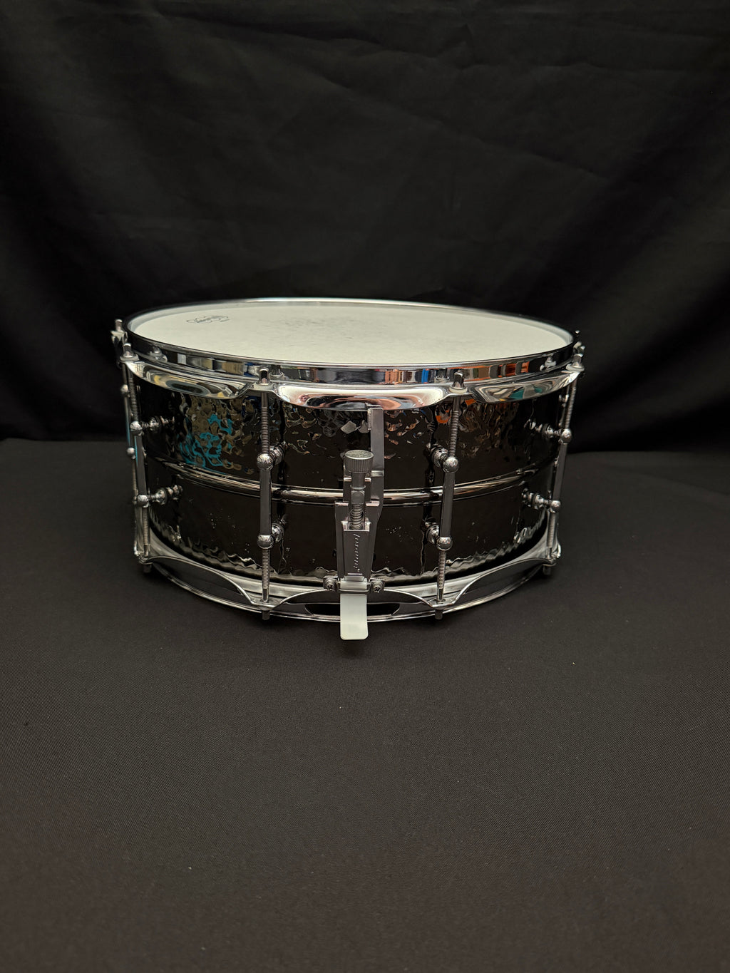 Ludwig LB417KT 14” x 6,5” Black Beauty Hammered snare drum