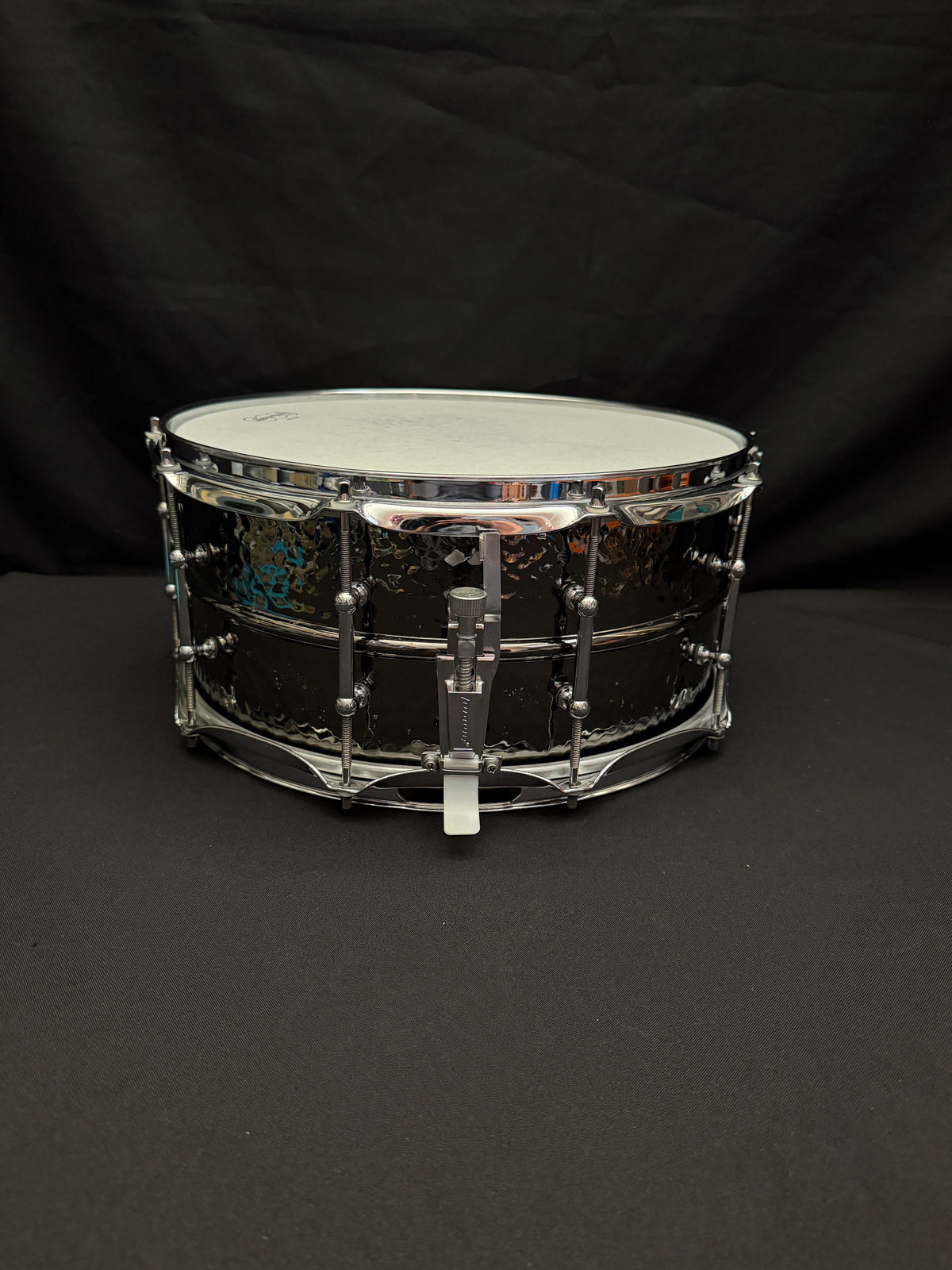 Ludwig LB417KT 14” x 6,5” Black Beauty Hammered snare drum
