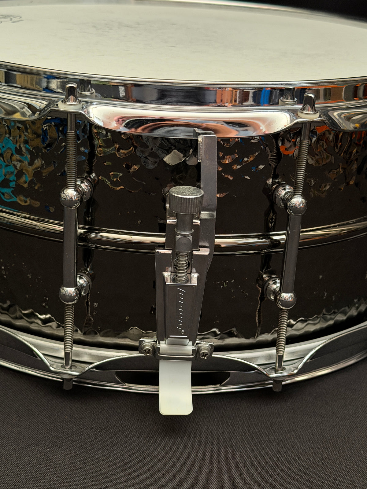 Ludwig LB417KT 14” x 6,5” Black Beauty Hammered snare drum