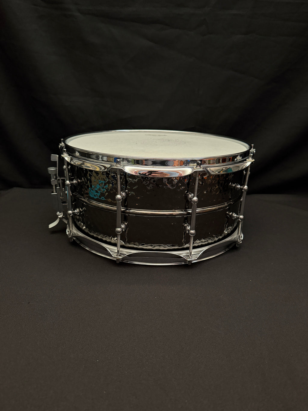 Ludwig LB417KT 14” x 6,5” Black Beauty Hammered snare drum