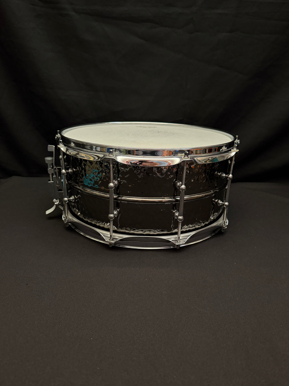 Ludwig LB417KT 14” x 6,5” Black Beauty Hammered snare drum