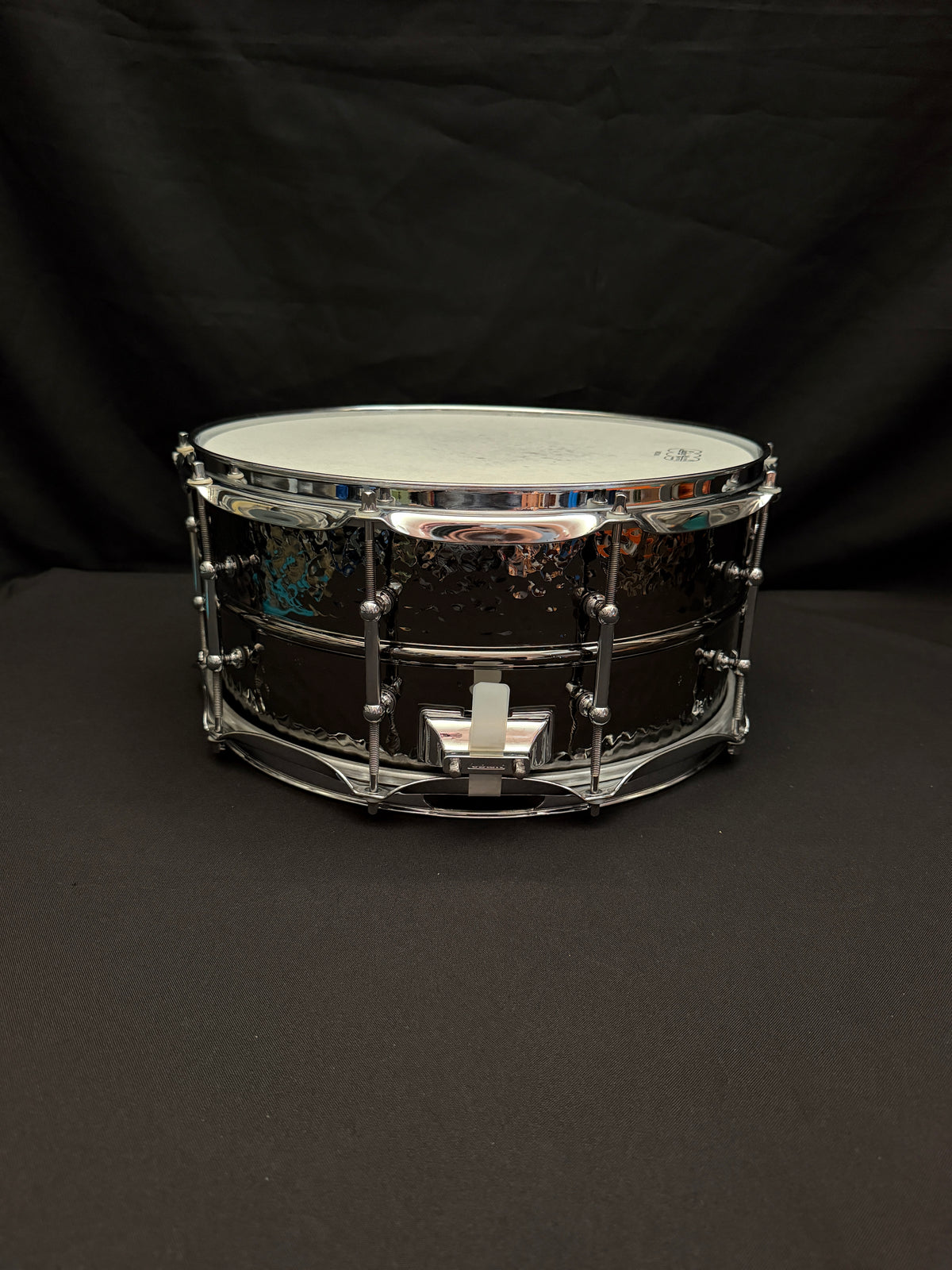 Ludwig LB417KT 14” x 6,5” Black Beauty Hammered snare drum