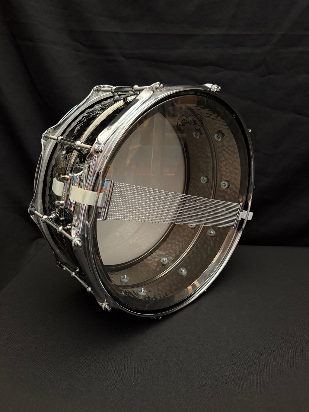 Ludwig LB417KT 14” x 6,5” Black Beauty Hammered snare drum