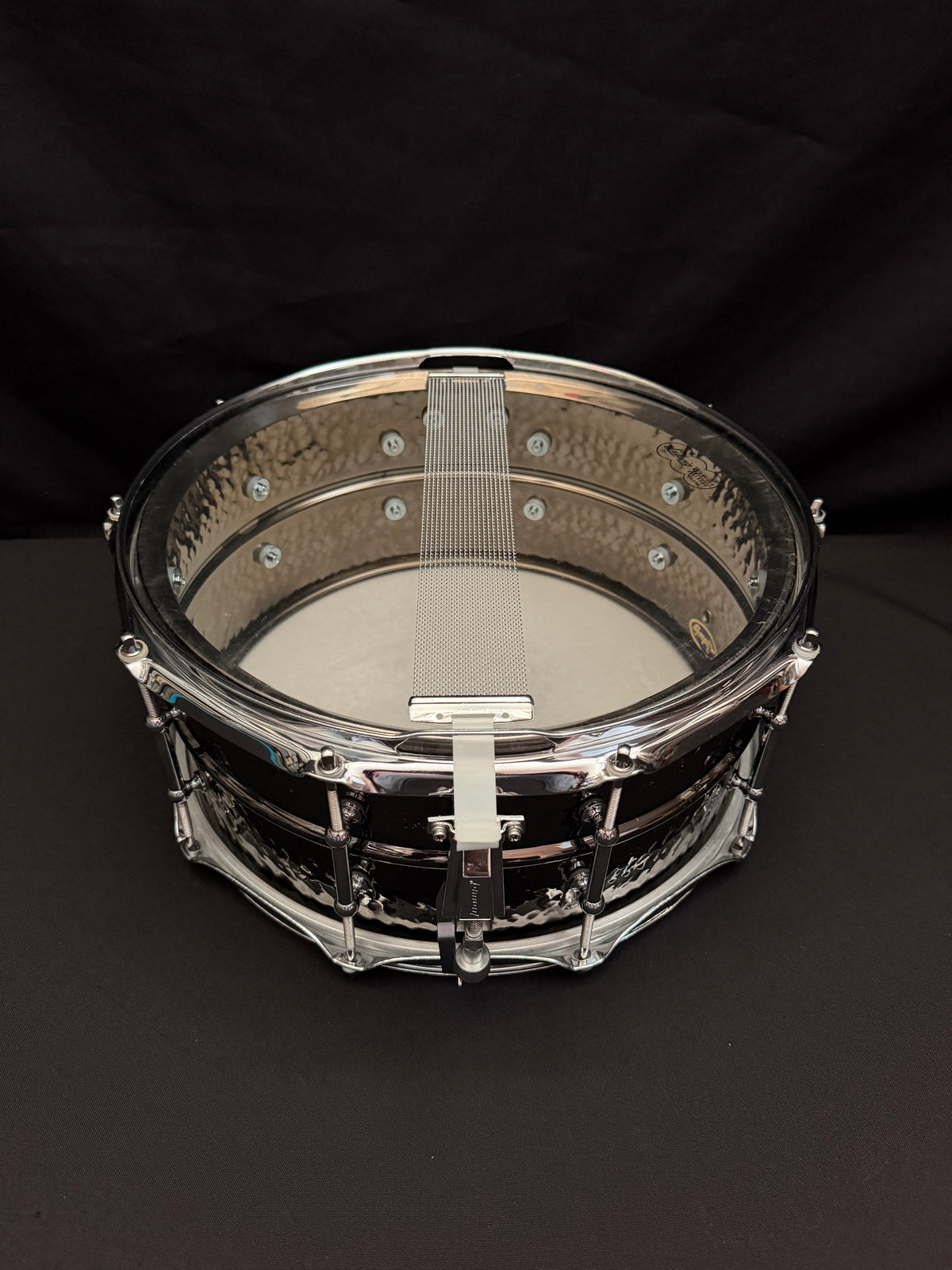 Ludwig LB417KT 14” x 6,5” Black Beauty Hammered snare drum